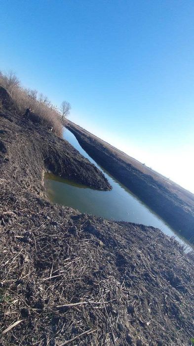 Продам участок с выходом в реку .