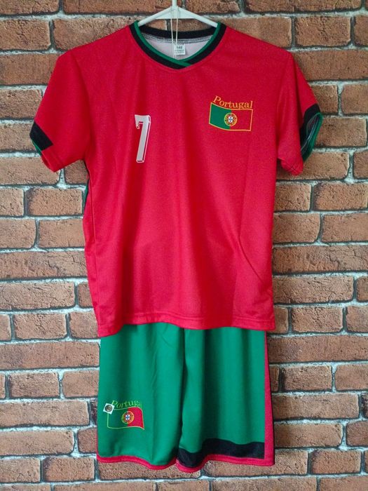 Strój piłkarski dziecięcy z getrami Portugalia Ronaldo rozm. 140