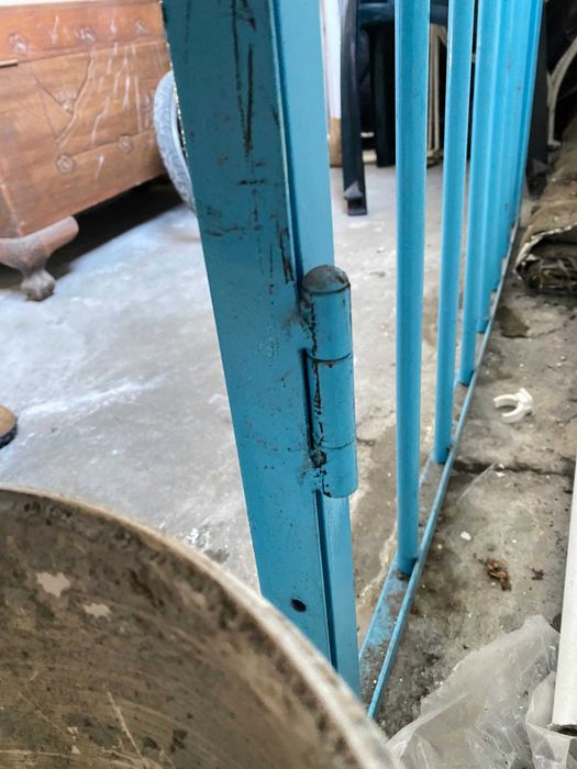 Portão de ferro com dobradiças