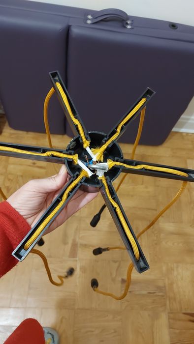Candeeiro de teto amarelo e preto