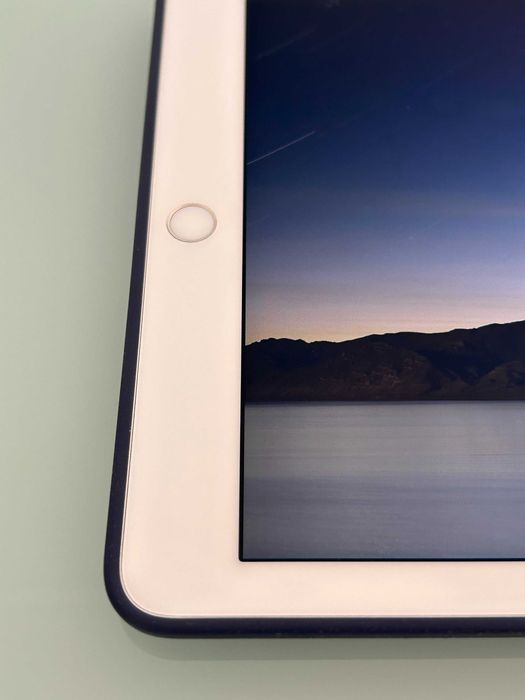 iPad Pro 9.7" Branco 32GB + Teclado Apple + Capas