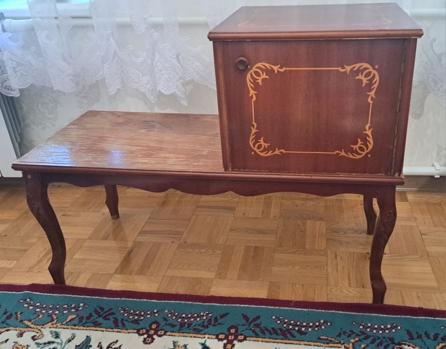 Кровать. Тумбочка. Зеркала.