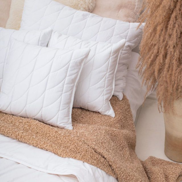 Poduszka AMZ KASZMIR GOLD pikowana 50x70cm Biały