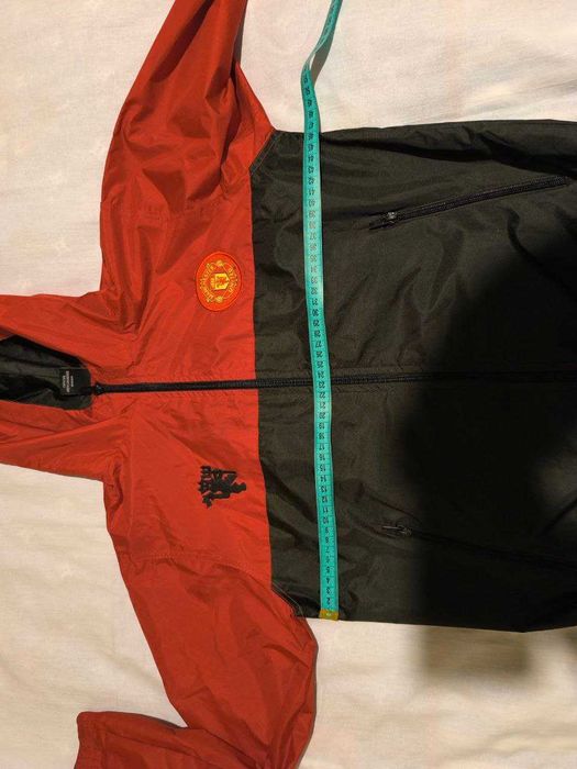 Продам куртку дитячу Manchester United на 10-11 років (зріст 152 см).