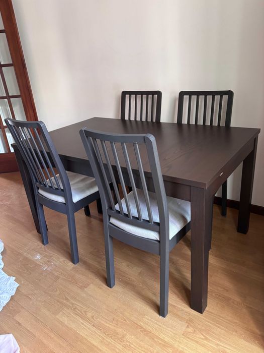 Conjunto de mesa e cadeiras