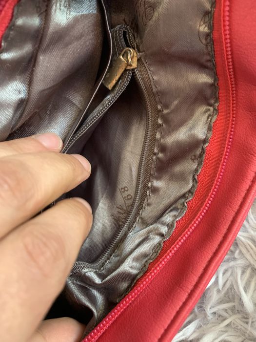 Czerwona torebeczka dla dziewczyny z pazurem