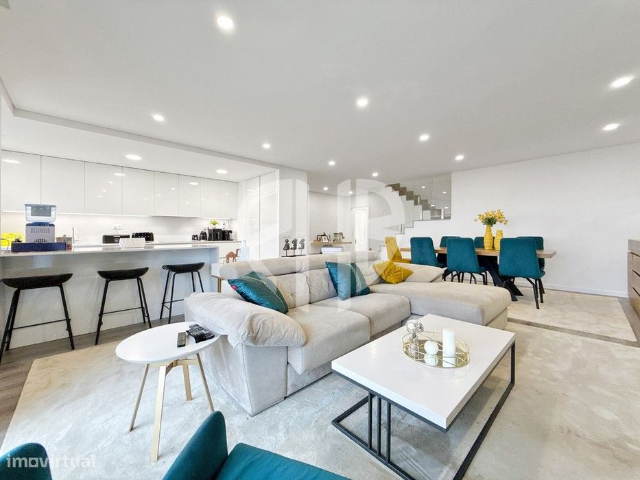 Apartamento T4 Duplex com Vista Panorâmica Única sobre o Rio Tejo