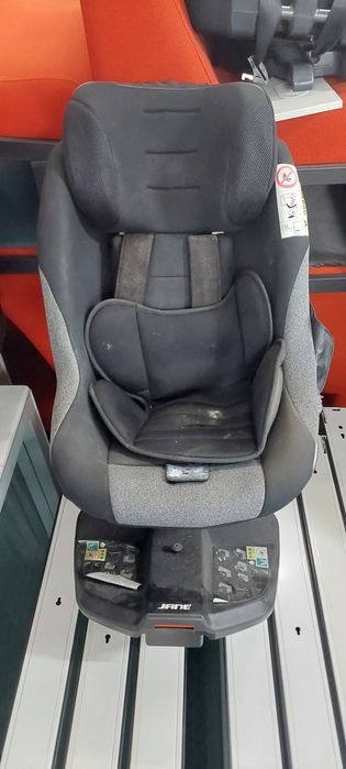 Carrinho de bebé e cadeiras