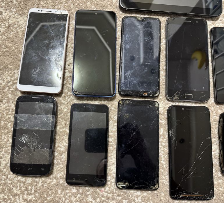 Старые мобильные телефоны и планшет