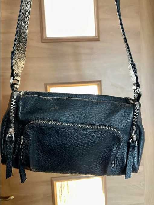 Uniseksowa torebka na ramię z eko skóry – srebrne dodatki, jak nowa