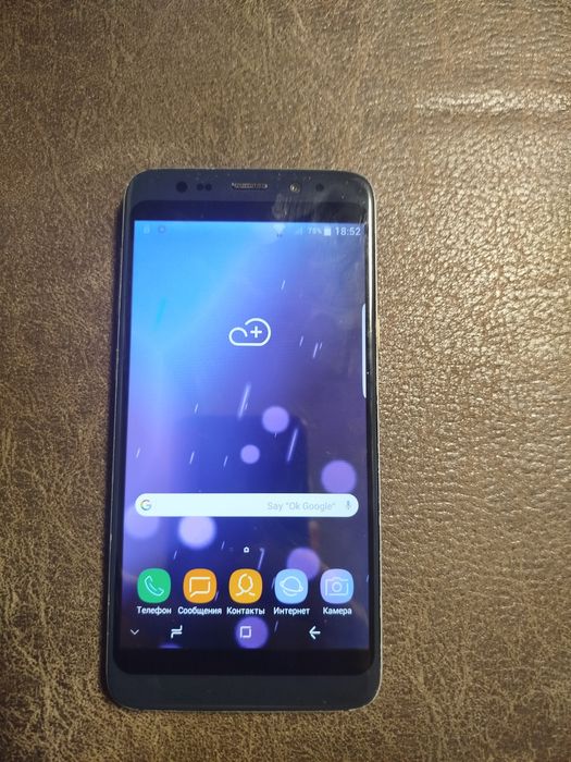 Продам телефон Самсунг с 9 +