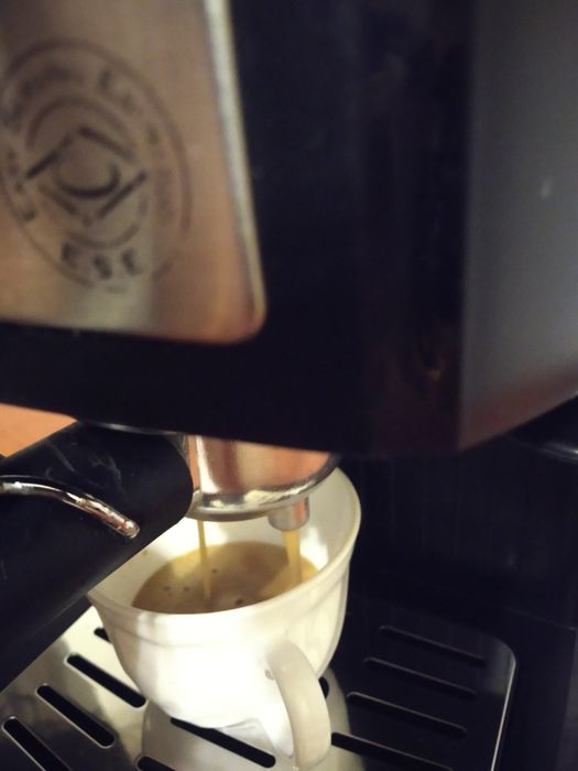 Кофеварка рожковая эспрессо DeLonghi EC157