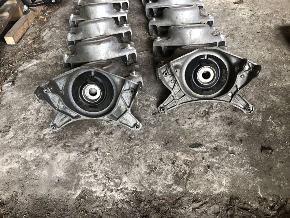 Опорний кронштейн стойки Audi Q5 A4 B8 A5 8K0412383F 8K0412384F