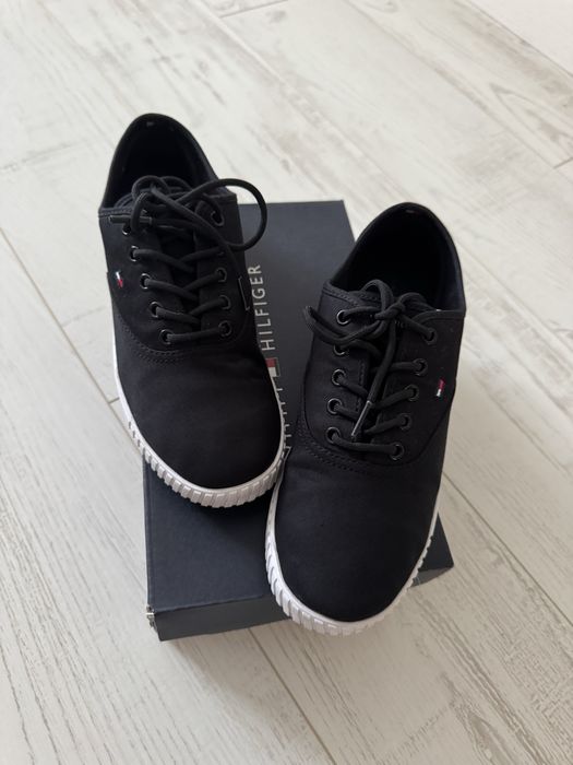 Кросівки , сліпони, мокасіни Tommy Hilfiger