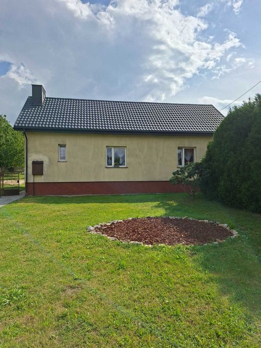 Dom parterowy z ogródkiem i pomieszczeniem gospodarczym
