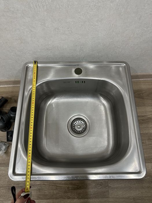 Кухонна мийка з нержавіючої сталі