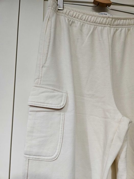 Dresy z kieszeniami po boku Bershka