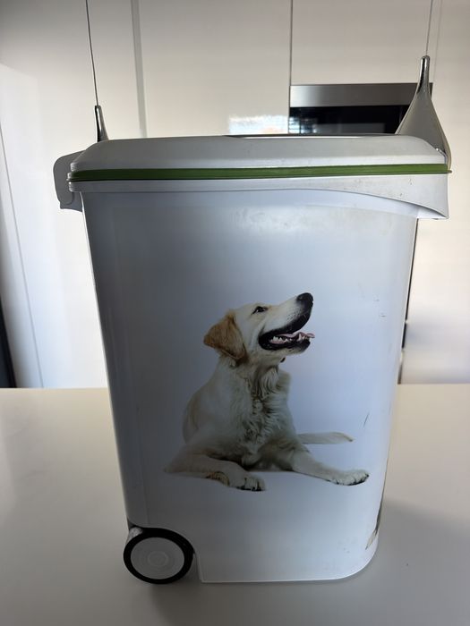 Caixa para colocar sacos de comida de caes de grande porte.