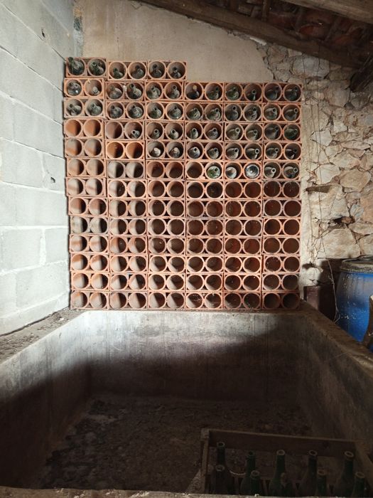 Dou telhas e garrafeira em tijolo