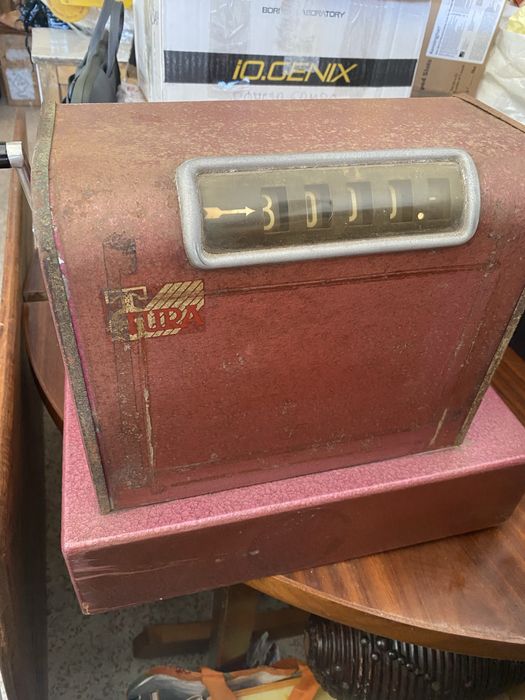 Antiga Caixa Registadora Marca ‘Tura’. Para decoração.