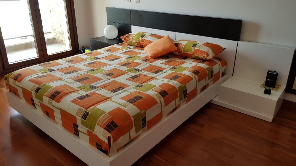 Conjunto colcha e almofadas em tons laranja, creme, castanho e verde