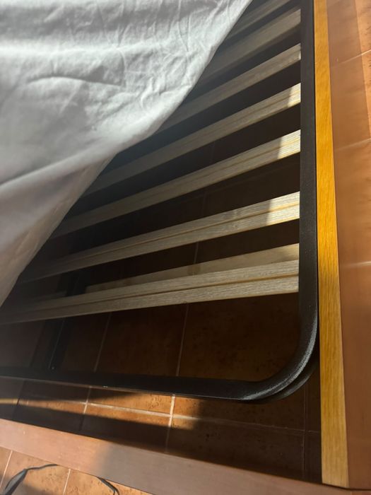 Cama com  colchao e estrado