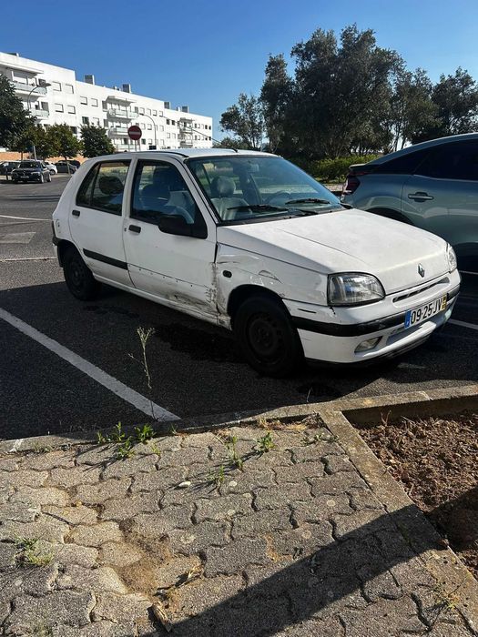renault clio com alguns a fazeres