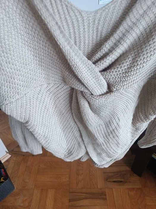 Sweterek beżowy ozdobne plecy