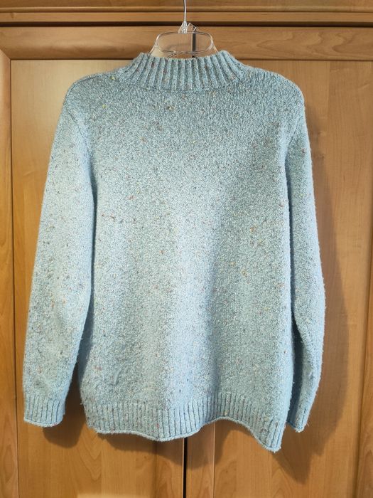 Sweter w kolorze jasnoniebieskim