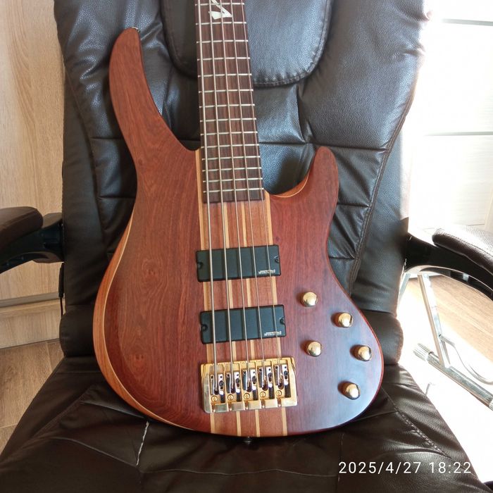 gitara basowa Vintage  aktywna  5 strun
