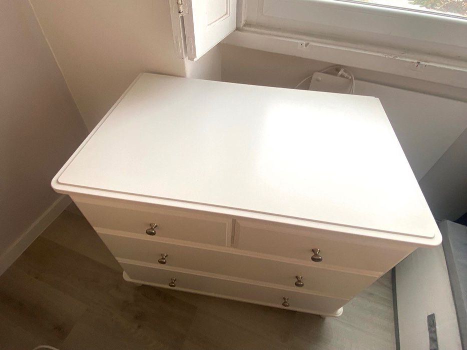 Comoda branca em exelente estado.