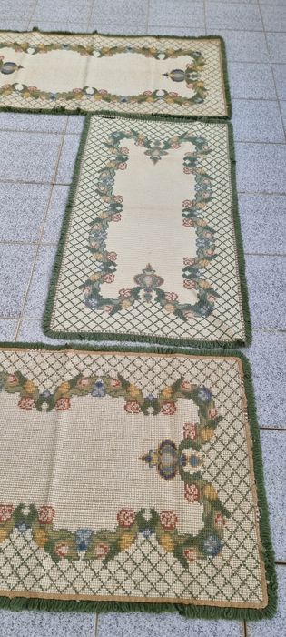 3 Carpetes Arreiolos (70cm comp. x 1,25cm larg.)
Dimensões:
70cm compr
