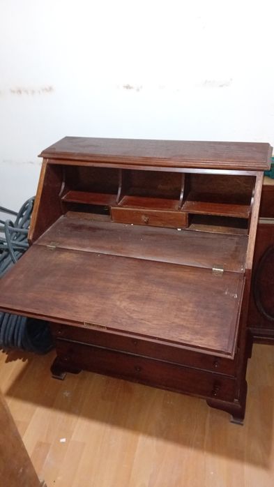 Escrivaninha usada cheia de personalidade