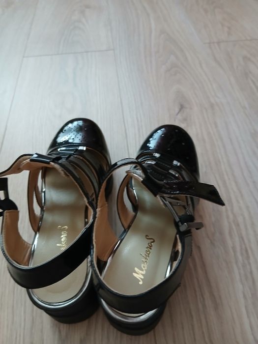 Босоніжки  лакові  36 розміру