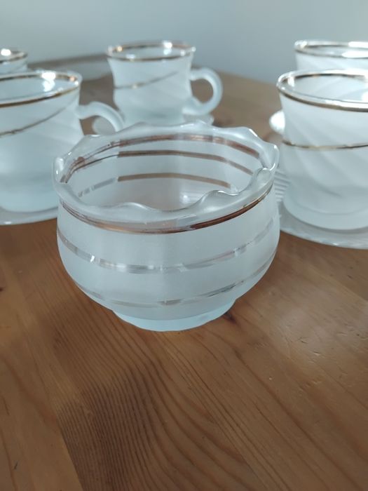 Cukierniczka i Filiżanki ze spodkami szkło mrożone mleczne