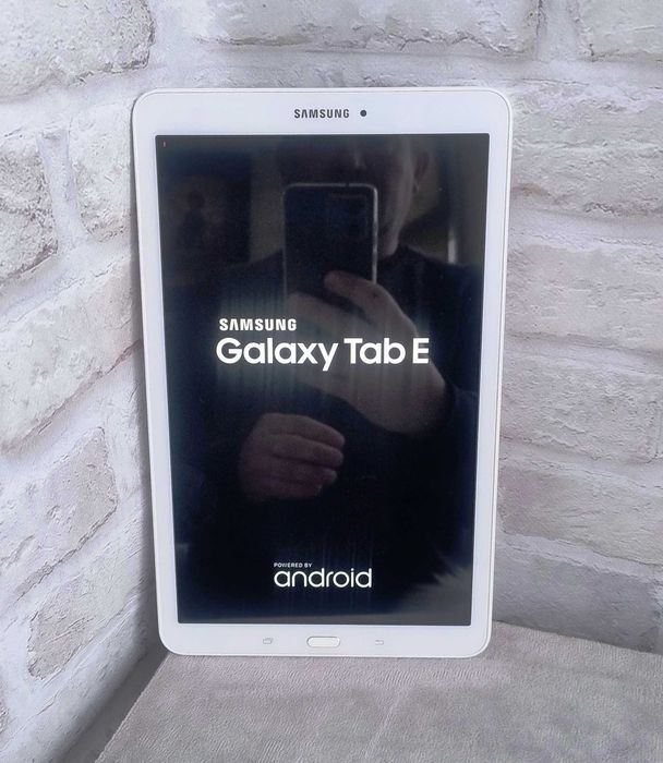 Планшет Samsung Galaxy Tab E SM-T561 9.6" 3G 8Gb +32Gb ( гарний стан)