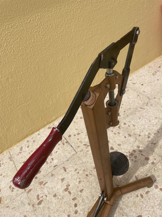 Máquina de engarrafar + garrafas de vidro