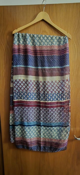 Lenço pescoço em tons azuis e grená