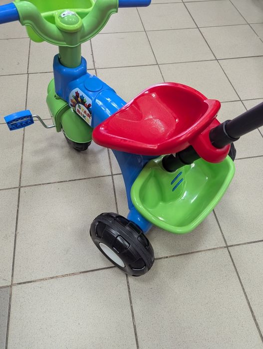 Велосипед трехколесный с ручкой.