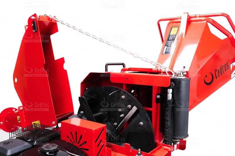Rębak CEDRUS RB05 PRO Rozdrabniacz Spalinowy z Podajnikiem Hydraulicznym Rolka Wciągająca