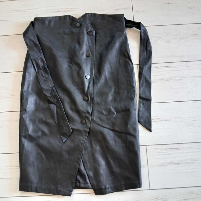 Czarna ołówkowa spódnica