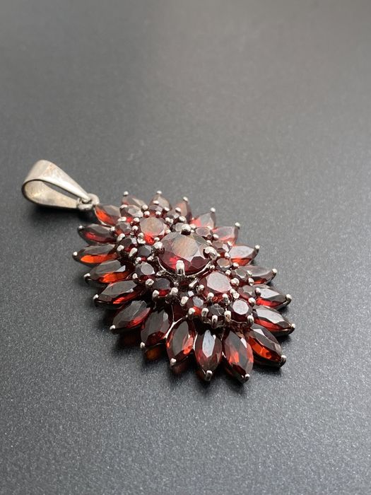 Серебряный кулон 925 пробы с чешским гранатом.