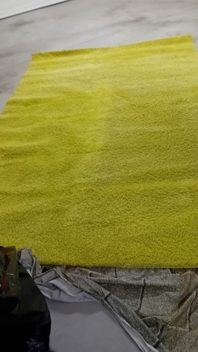 Carpete verde bom estado