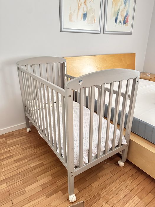 Cama de bebé com colchão