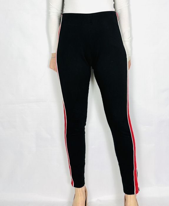 Czarne legginsy z czerwonymi lampasami M 38