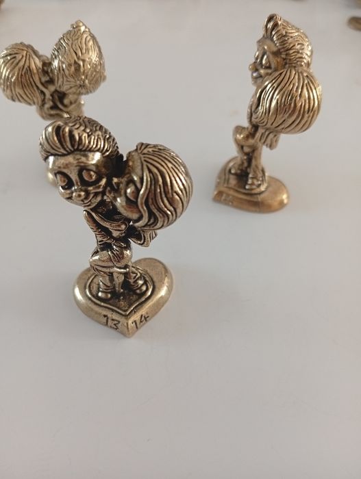 Figurka  metalowa mosiądz Para  wysokość 5 cm długość 2,5 cm