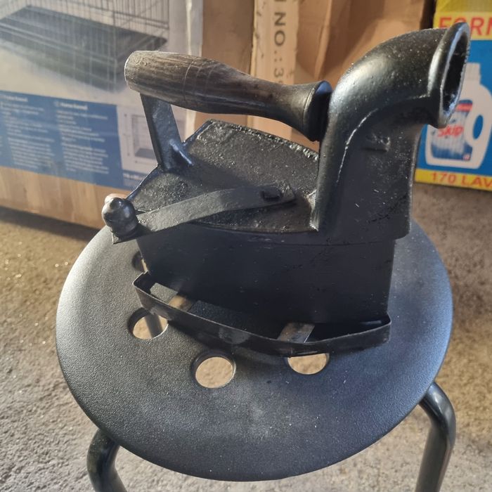 Ferro a brasas antigo