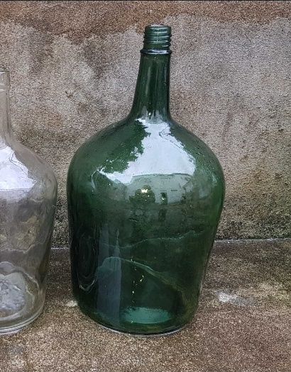 Garrafões de vidro verde