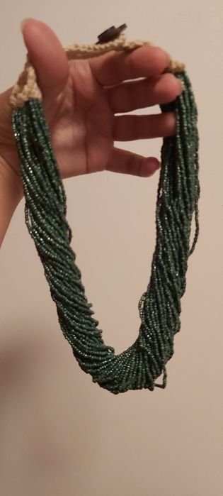 Colar feito à mão de missangas em verde e bege