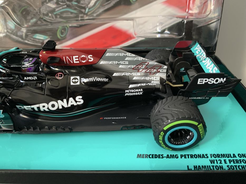 F1 minichamps 1:18 Mercedes - AMG W12 Lewis Hamilton